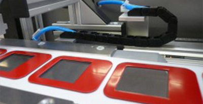 Applizierung doppelseitig klebender Pads